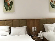 猥瑣大叔遠赴越南星級酒店開房現場直播找了個兼職小姐姐全套服務 互舔愛撫抱起來操幹得呻吟連連 對白清晰