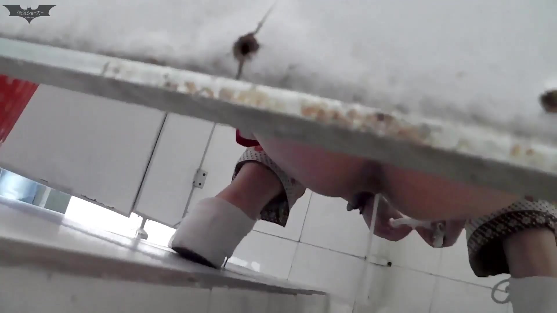 國內廁拍大神潛入某高校公共溝廁偷拍大學生美眉如廁 有幾個妹子顏值蠻不錯的 1080P高清原版