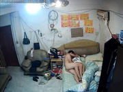 最新流出居家攝像頭破解拍攝到的小夫妻出租屋過性生活 剛開始玩手機沒心情操被摸的淫水直流 受不了了求著老公插入～720P高清