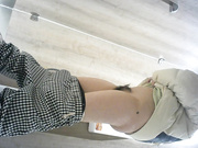 最新流出國內廁拍大神潛入某商場公共女廁全景偷拍各式美女少婦如廁噓噓 貌似有個眼鏡妹子邊看手機邊尿 1080P高清原版