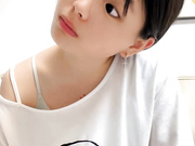 颜值很高的妹子全程露脸满背纹身，被好姐妹在奶子上写骚逼求草，掰开骚穴给狼友看特写撅着屁股发骚烟燎逼毛