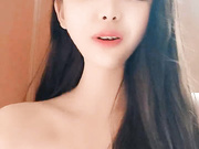 白丝高跟露脸校园女神归来，看的小鸡帮帮硬，淫声荡语互动撩骚揉奶玩逼看特写，道具抽插骚穴淫水泛滥好刺激