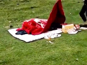 真是损友呀，坏人好事！情侣户外草坪盖着被子做爱寻求刺激，谁知虎逼朋友，过来掀开就跑，美女的阴毛好旺盛！