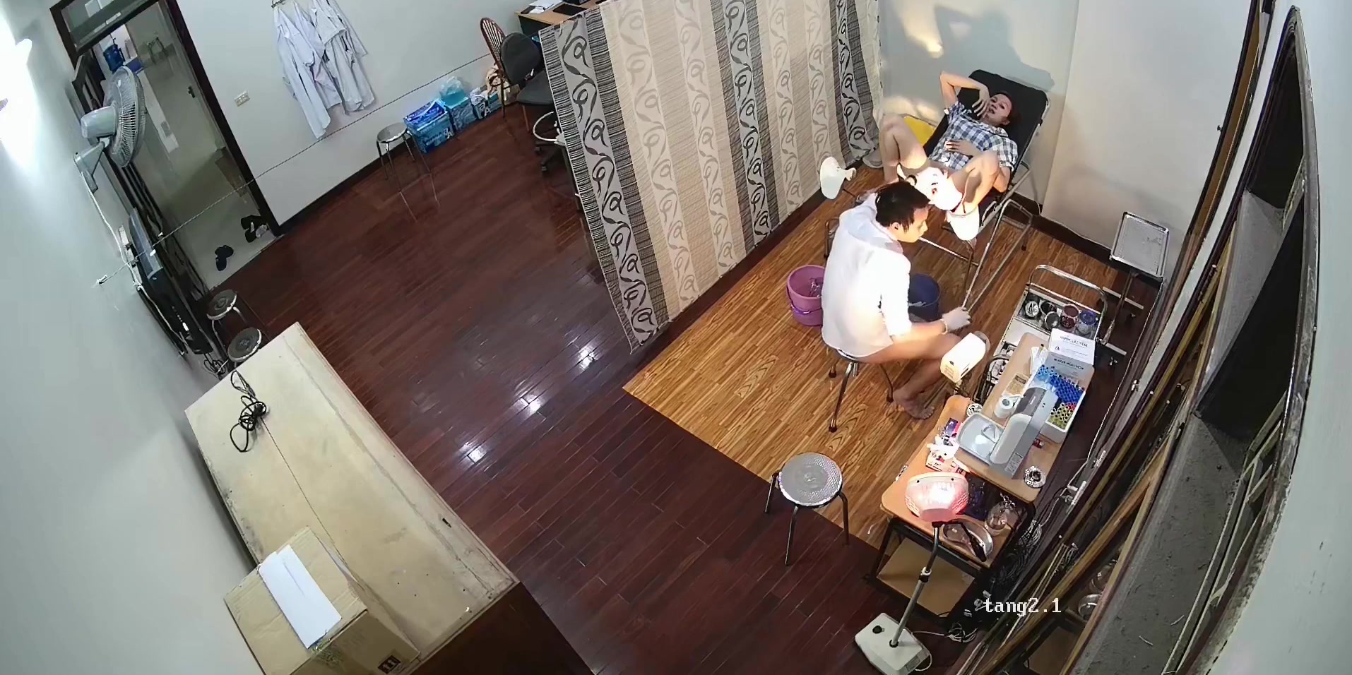 《医院监控破解》男医生和美少妇趁着午休时间科室没人赶紧打一炮❤️然后趁着工作之便帮她清理干净不留后患