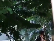 最新门事件刚放假某省财经大学宿舍没装空调情侣跑到院子里的树荫下啪啪几个同学躲在宿舍里偷窥调侃