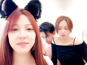 双飞老婆和小姨子，揉她们奶子道具插她们骚逼，全程露脸黑丝诱惑淫声荡语，口交大鸡巴轮着草她们，精彩刺激