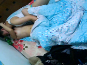 出租房上帝视角真实偷拍，百合情侣如何过性生活的，疯狂抠逼假小子自己的内裤都湿透了