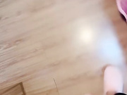 剧情演绎：美团上买了个假阳具，女外卖员送货上门进行勾引，直接推到一顿狂艹内射！