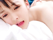 喂不饱的小妖精全程露脸跟大哥玩3P，让两哥轮流爆草干尿了，深喉口交大鸡巴多体位爆草蹂躏，骚穴特写好刺激