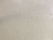 老爸出差，老妈身着妩媚搞清洁，儿子忍受不住客厅内射亲妈