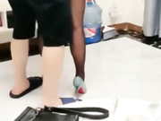 【乱伦勾搭嫂子】趁着哥哥上夜班，强搞独自在家的嫂子