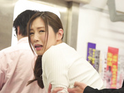 [破解]PGD-953 在众人环视的车中出轨并被内射 佐々木あき - 2of5