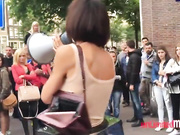 美女行为艺术家用行动抗议性侵