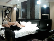 样子有点猥琐的小伙最近发财了约白嫩漂亮妹子豪华套房啪啪干完手机自拍留念