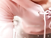 很有头脑的露脸美女主播一边上班一边开直播赚钱两不误在人流传动的商场露逼露奶给狼粉看对白清晰