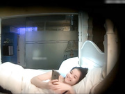 情趣酒店帘子房偷拍纹身小混混和小女友激情还拿手机自拍对白清晰