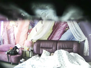 情趣酒店羽毛房偷拍爱美少妇和炮友吃完外卖化个妆再做爱男的还拿手机自拍留念