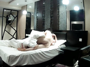 情趣酒店精品超豪华套房TP中年男和情妇侧入交叉式爽着突然来电话了女的一脸不高兴