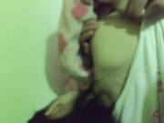 晚饭时故意把女友和她漂亮女闺蜜一起灌醉,偷偷到闺蜜房间掀开被子还光着屁股,担心被干醒只能轻轻抽插!