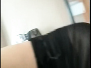 某网红气质美女与姐夫酒店偷情时还不忘直播,想要时被男的干痛了,气的说：你别蹭我了,你滚!国语对白