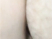 97年清纯小美女,脱掉内裤发现原来是极品无毛B,没忍住射了她一脸！