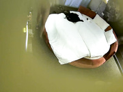 精品酒店大圆床偷拍中年事业男和少妇开房偷情搞完抽口烟