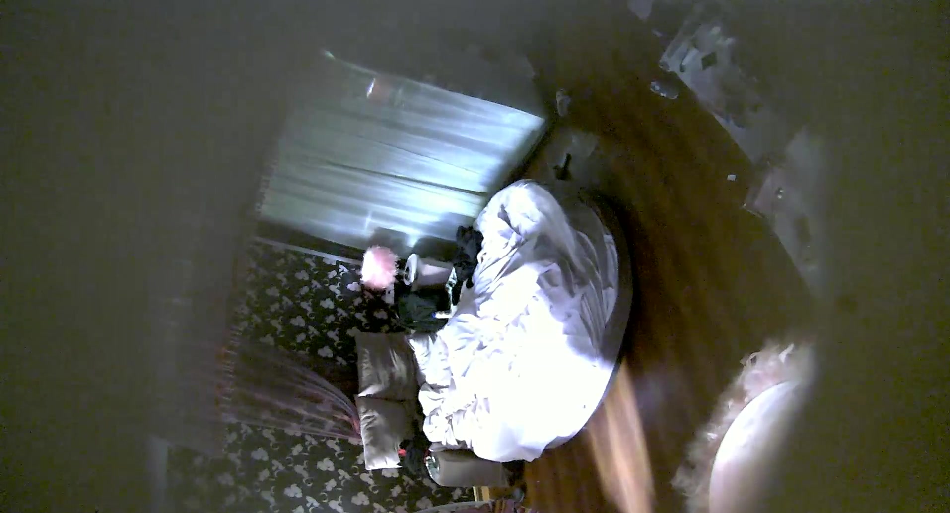 旅馆身材不错的貌似大学生情侣白天开房缠缠绵绵啪啪搞完马上撤退