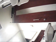 最新流出美女如云的餐厅高级坐厕偷拍第2部换丝袜的贵妇脚跟被鞋刮伤了