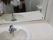 移动公司漂亮小白领下班后正和情人在洗手间开操时接到领导2次电话,后边用力猛操担心听出来说：在路上有点事一会回去！