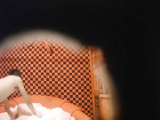 情趣酒店TP年轻小帅哥和白嫩美少妇吊着草完舔得少妇看表情爽死了