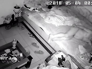 家庭摄像头拍摄，孩子在旁边睡觉