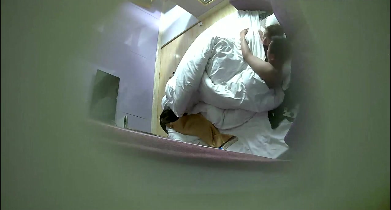 商务宾馆饥渴大叔与情妇偷情很贴心帮忙脱衣服少妇丰满白嫩很敏感搞的娇喘不止给操哭了边操边拍干了好几炮