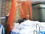 特色酒店偷拍高挑白嫩的美女情人等不及拉过来就操高难度动作女的吃不消了!