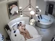 一字露肩装时尚性感白领美女外表文静斯文想不到床上那么狂野,主动吃鸡鸡女上位干,被男的从床上一直操到床下!