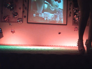 乡村小县城夜总会艳舞团裸舞秀身材还不错的马尾辫舞女各种挑逗看这身手还有两下子1080P超清