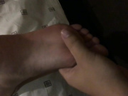 国产迷奸系列-有恋脚癖姐夫把家里带孩子的小姨子弄迷糊了舔完脚开始抽插