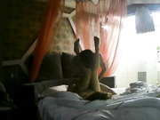 猥琐男酒店软磨硬泡把初次见面短裙美女网友衣服一件件扒掉后狠狠的干了2次