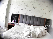 商务旅店文质彬彬大屌四眼仔装深沉不动苗条美女主动出击脱内裤奶罩抚摸口技挑逗雄起翻过来啪啪啪干了2炮