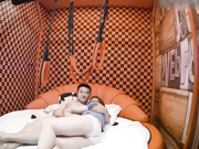 主题情趣宾馆楞头男让女友浪穿上情趣衣跳骚舞女上位屁股扭的带感全程