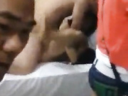 赌债肉偿，用身体抵债的少妇和赌客在床上啪啪其他赌客孰视吾睹继续在旁边耍牌