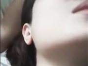 白肤美婴儿肥嫩妹子和大鸡巴混血帅哥宿舍啪啪激射肚皮上