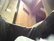 商场厕拍系列 不一样的视角1，红红的内裤好喜庆