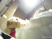 商场厕拍系列 不一样的视角1，红红的内裤好喜庆