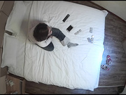 气质美少妇开好房间等情人来私会男的刚进屋就掏出一把套套上去就开操