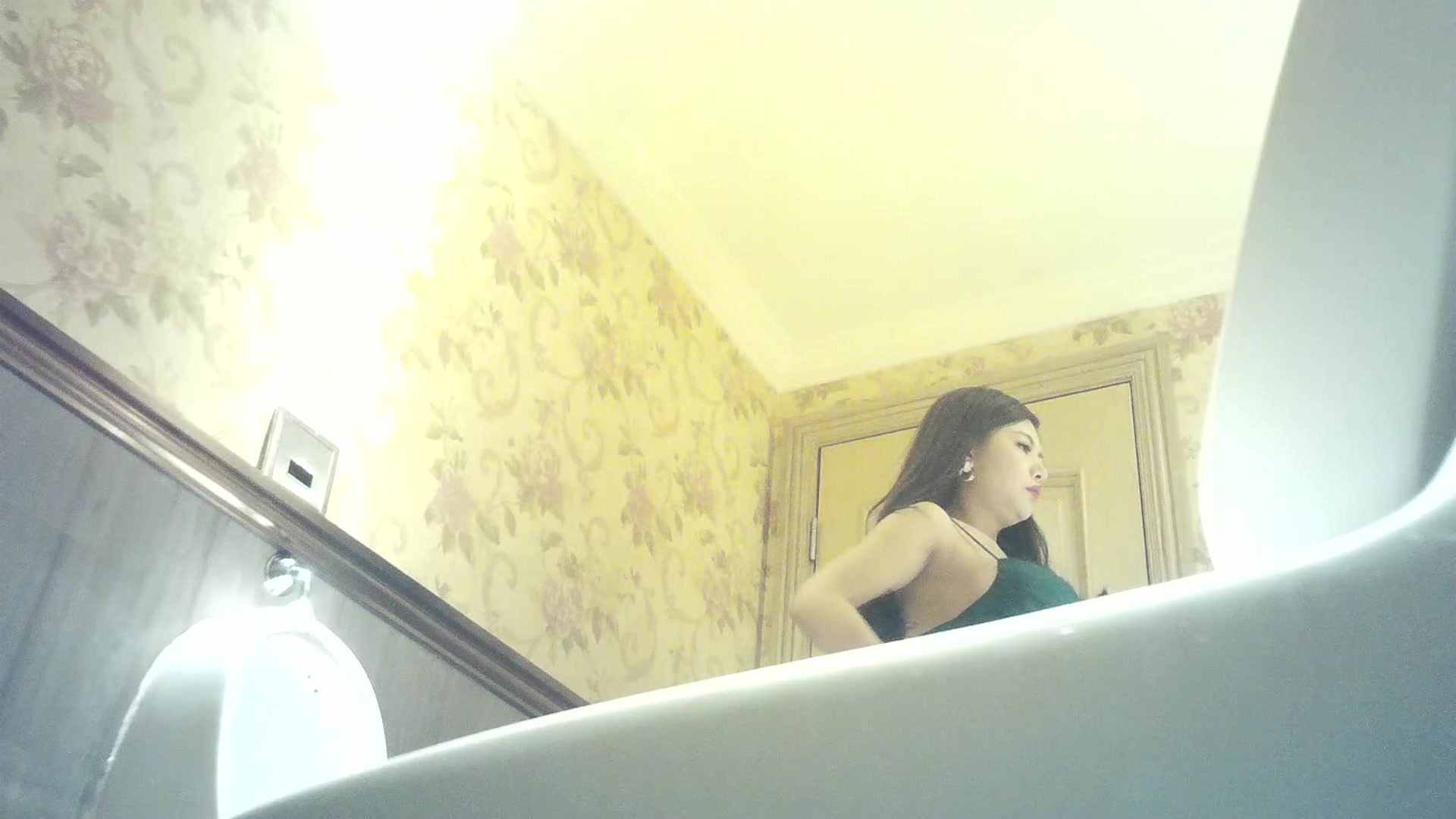 精品厕拍打扮时髦的KTV坐台公主尿尿 人美逼更美