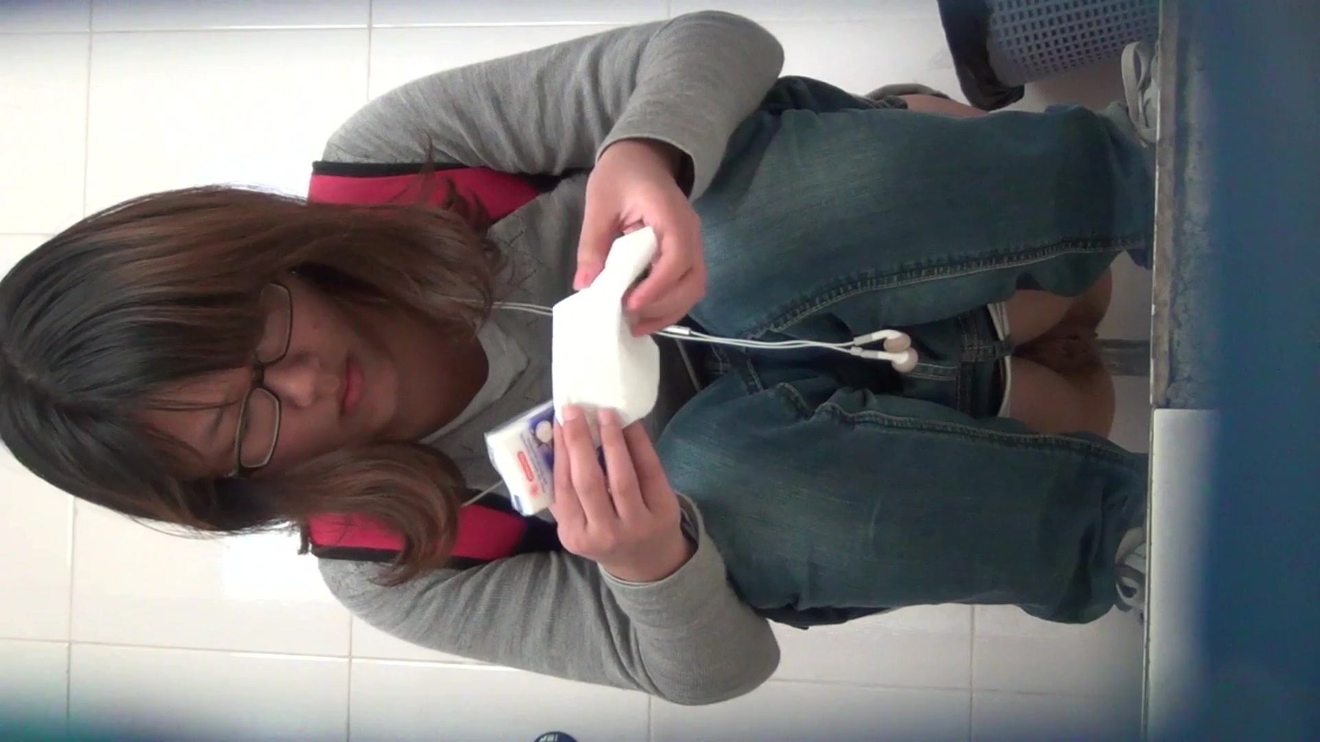 厕拍眼镜知性女肥美鲍鱼清晰可见 一泡尿如泉水般涌出