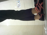 外站流出商场全景女厕偷拍红内裤美眉说那个冲厕所的太奇芭了