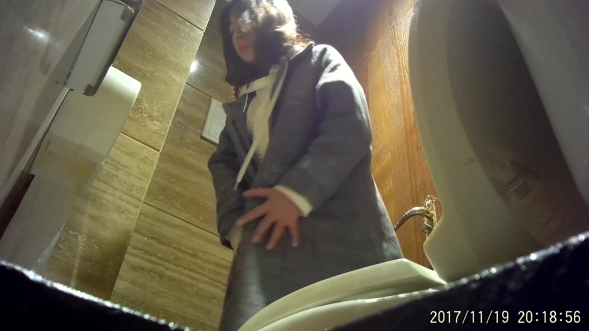 某高级快餐厅TP女员工和女顾客方便皮裤俏皮小美女惹人爱