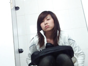 商场排队厕拍系列1 妹子的红内裤很是扎眼 人也长的漂亮