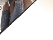 某站流出国内牛人潜入某KTV隔板女厕露脸近距离偷拍美女嘘嘘